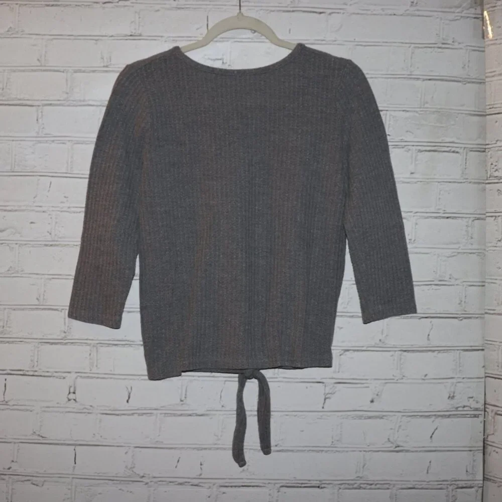 🌫️ Gray 3/4 Sleeve Front‑Tie Blouse · Size Small · effortless charm